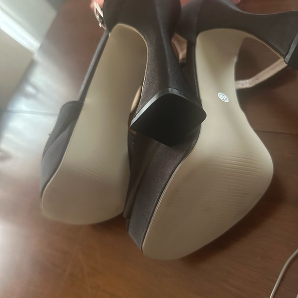 Elegant Black Platform Heels with Pearl Accent - Picture 3 of 3